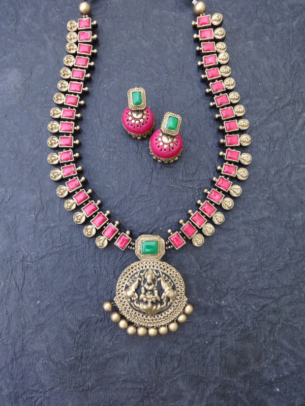 Indus Terracotta Ilavenil — Pink & Gold Choker Set